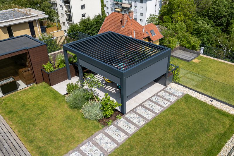 Lamellendach mit Zip-Screens auf einer Dachterrasse in Graz