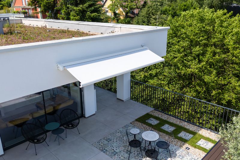 Markise mit weißem PVC-Stoff auf einer Penthouse-Dachterrasse in Graz