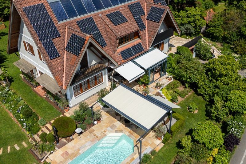 Markisen mit Somfy Funkmotor auf einer Terrasse beim Pool in Kirchberg an der Raab