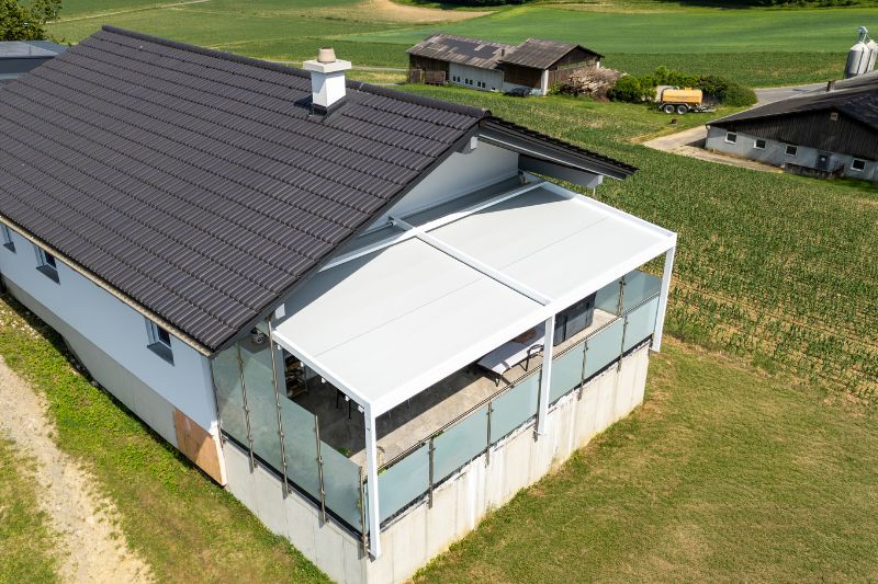 Planendach als Terrassenüberdachung in Sankt Stefan im Rosental mit grauem Stoff