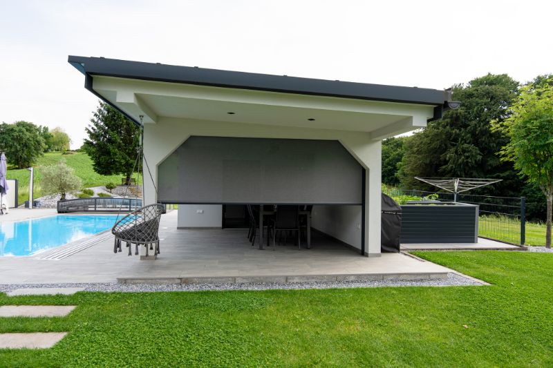 Zip-Screen als Außenbeschattung an einer Terrasse in Maierdorf (Gnas)