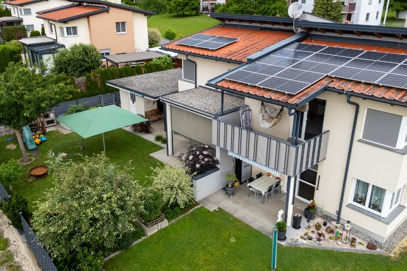 Zip-Screen und Sonnenschirm im Garten eines Wohnhauses in Kirchberg an der Raab