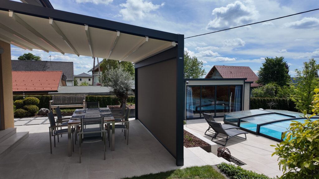 Schatten mit Stil Planendach fuer Terasse vor Pool