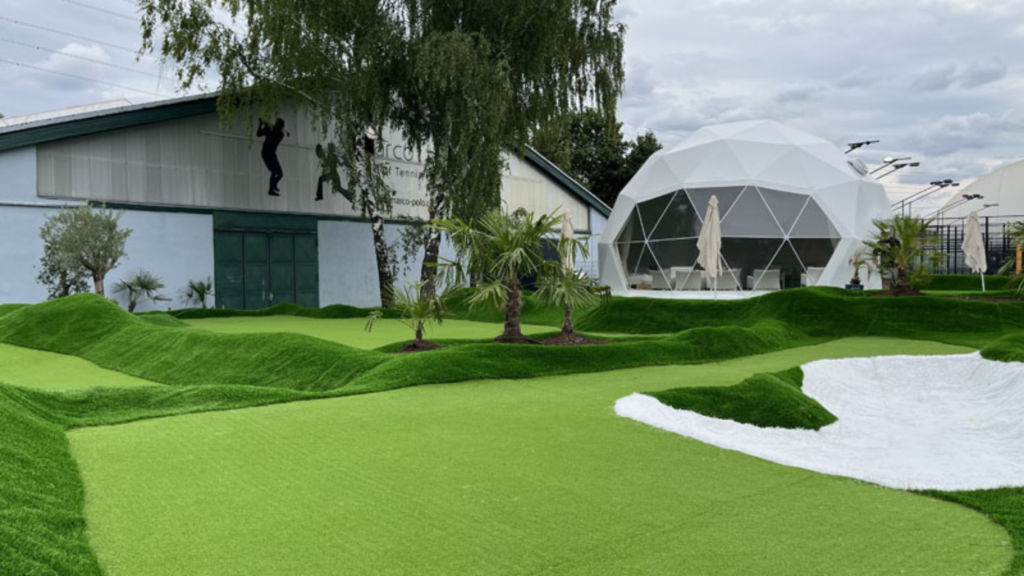 Außenbereich des Minigolf Platzes Stroke in Wien.