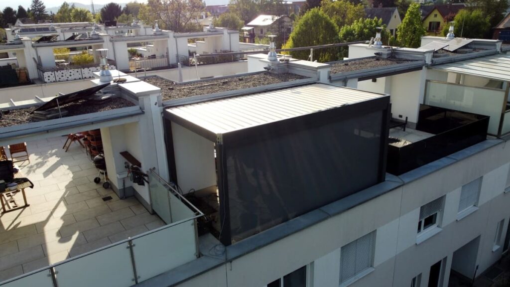 Fertiges Lamellendach mit ZIP-Screens auf einer Dachterrasse in Graz