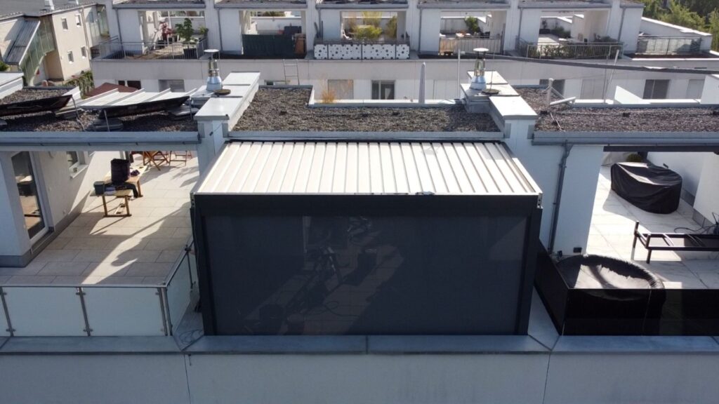 Lamellendach mit ZIP-Screen auf einer Dachterrasse eines Reihenhauses in Graz