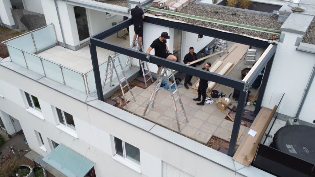 Montage eines Lamellendachs auf einer Dachterrasse in Graz