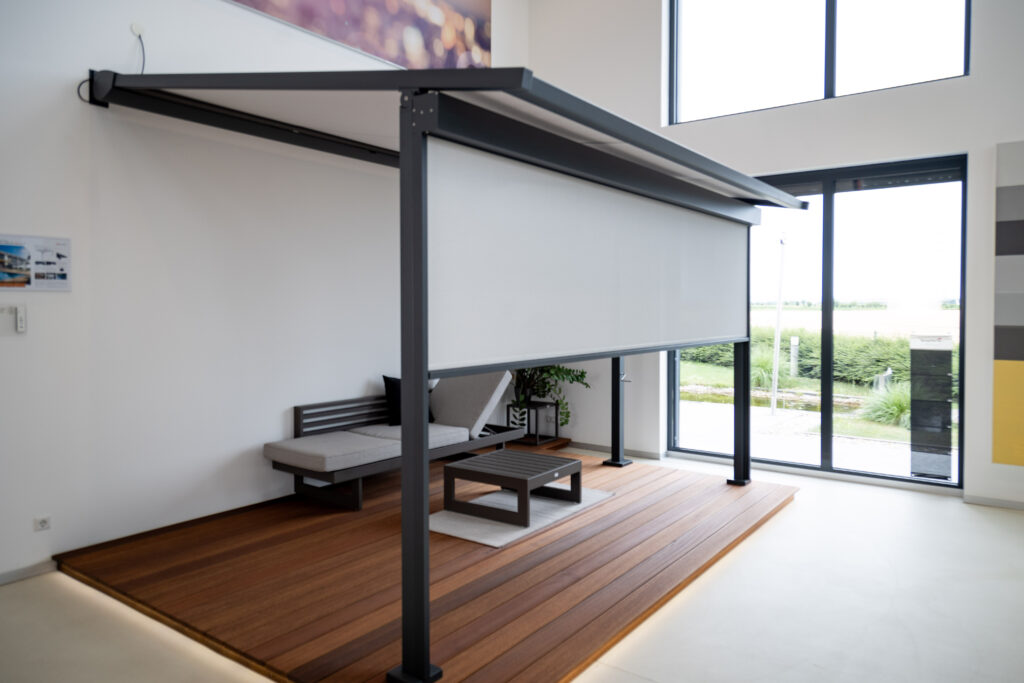 Bremetal Pergola Markise mit Stehern und ZipScreen Senkrechtbeschattung in Schauraum Aderklaa
