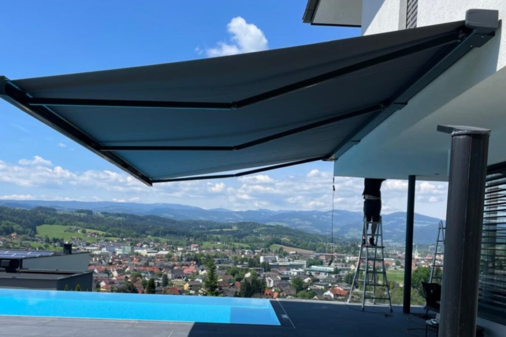 Kassettenmarkise über Pool