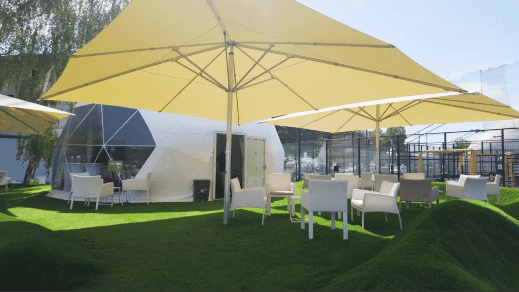 Sonnenschirme auf Minigolfplatz von unten komp