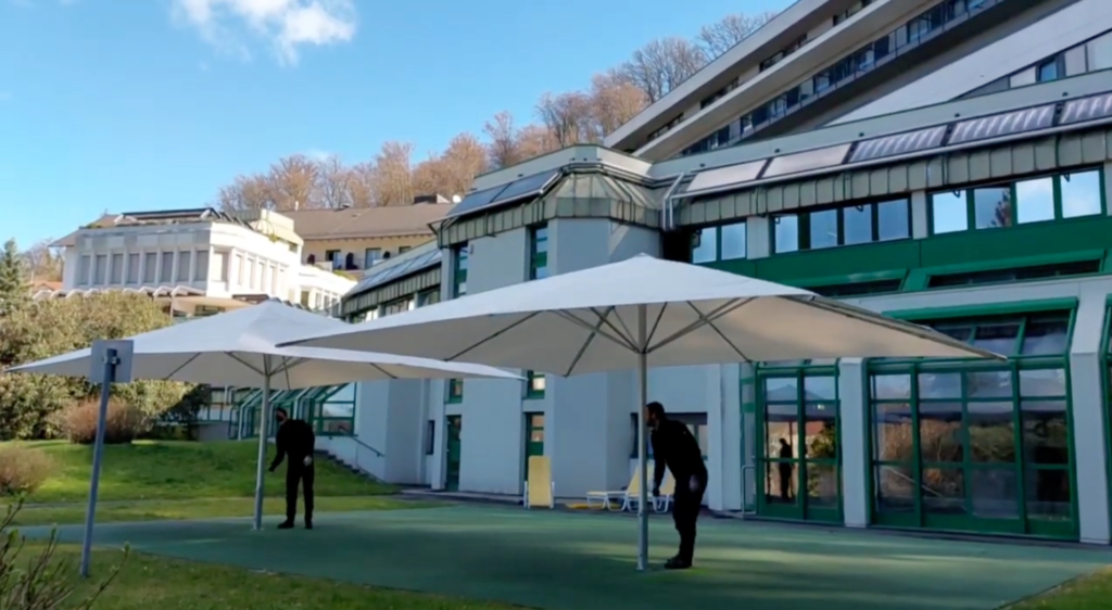 Sonnenschirme vor Kurzentrum von Schatten mit Stil