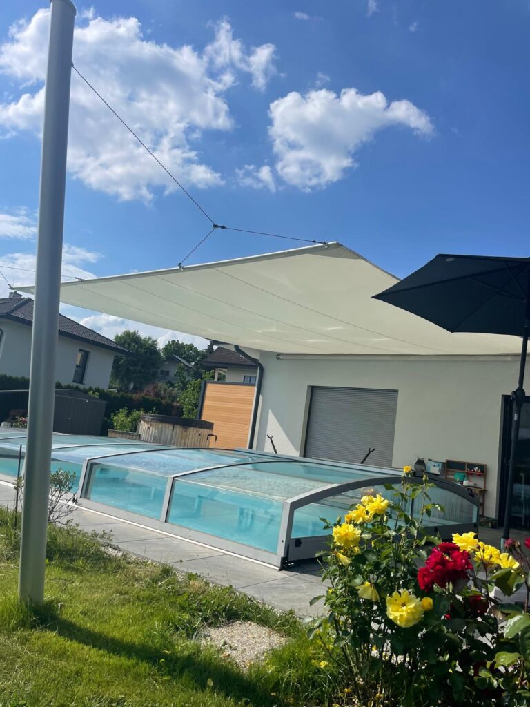 Sonnensegel über Pool