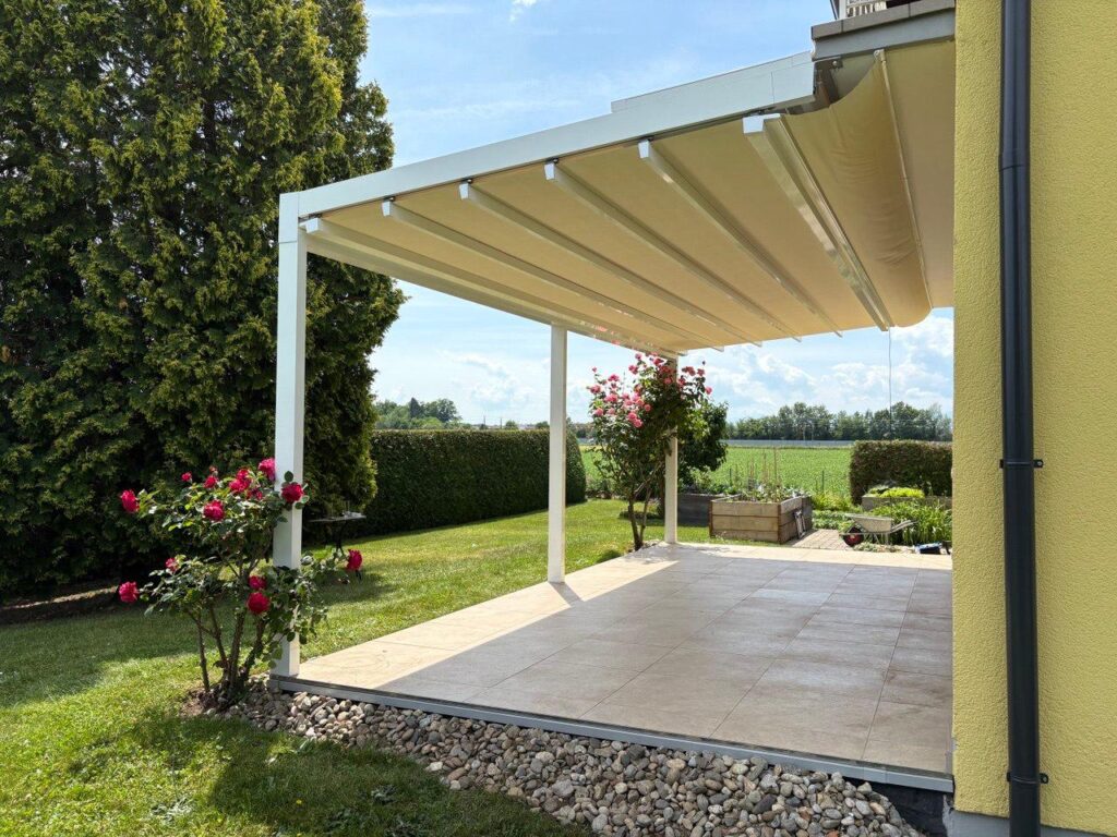 Terrassenfaltdach im Garten von Schatten mit Stil Sonnenschutz