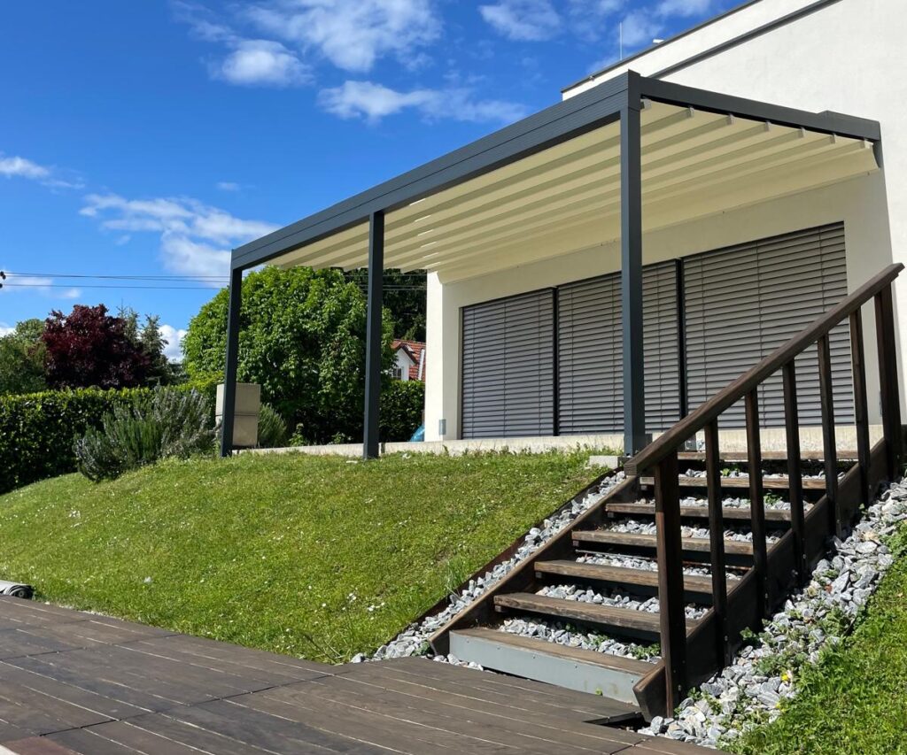 Terrassenfaltdach auf Terrasse im Hintergrund von Schatten mit Stil Sonnenschutz