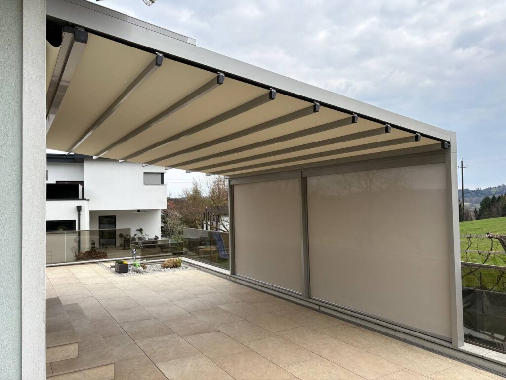 Großes Terrassenfaltdach von Schatten mit Stil