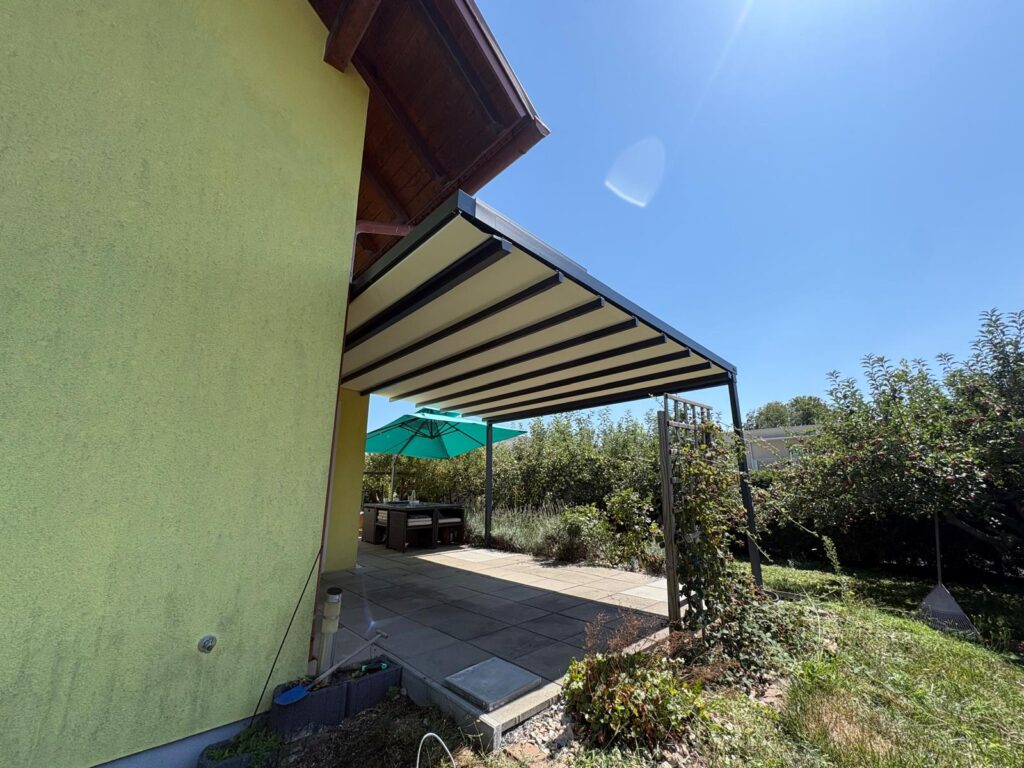 Terrassenfaltdach mit Sonnenschirm im Hintergrund von Schatten mit Stil Sonnenschutz