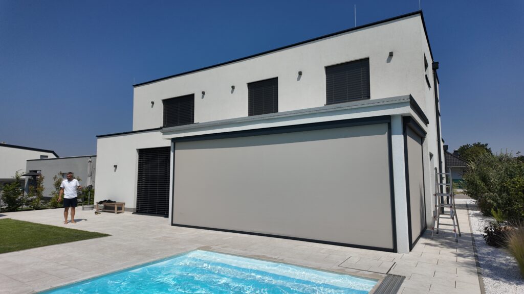 Gibus ZipScreen 7m vor Pool im Burgenland von Schatten mit Stil