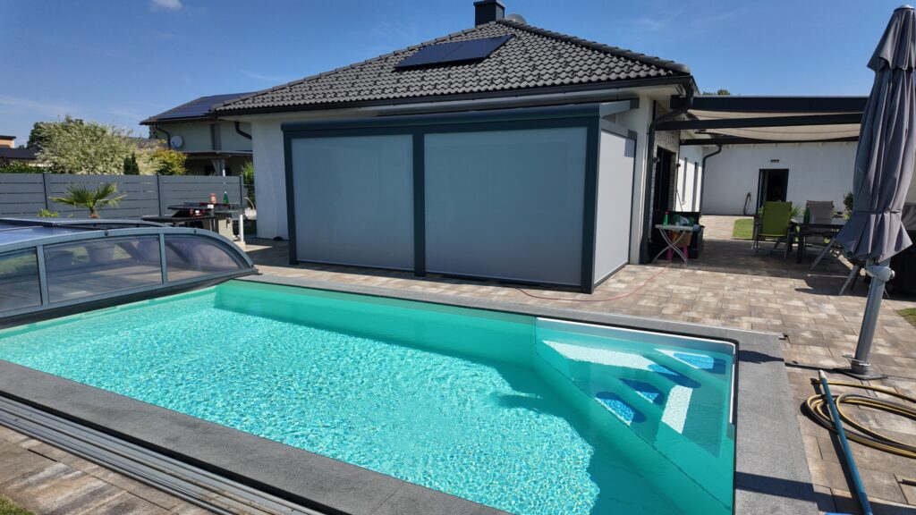 Bremetall ZipScreen vor Pool in Steiermark von Schatten mit Stil