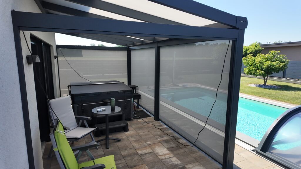 Bremetall ZipScreen vor Pool von Schatten mit Stil Sonnenschutz